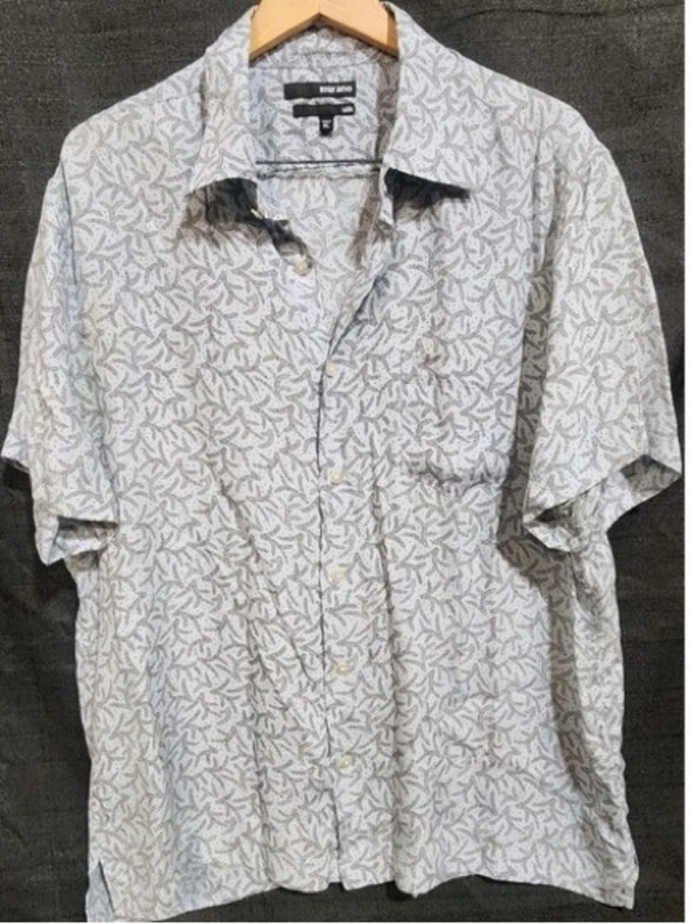 🔆 Light Gray Short-Sleeve Button-Down Shirt with Leaf Print